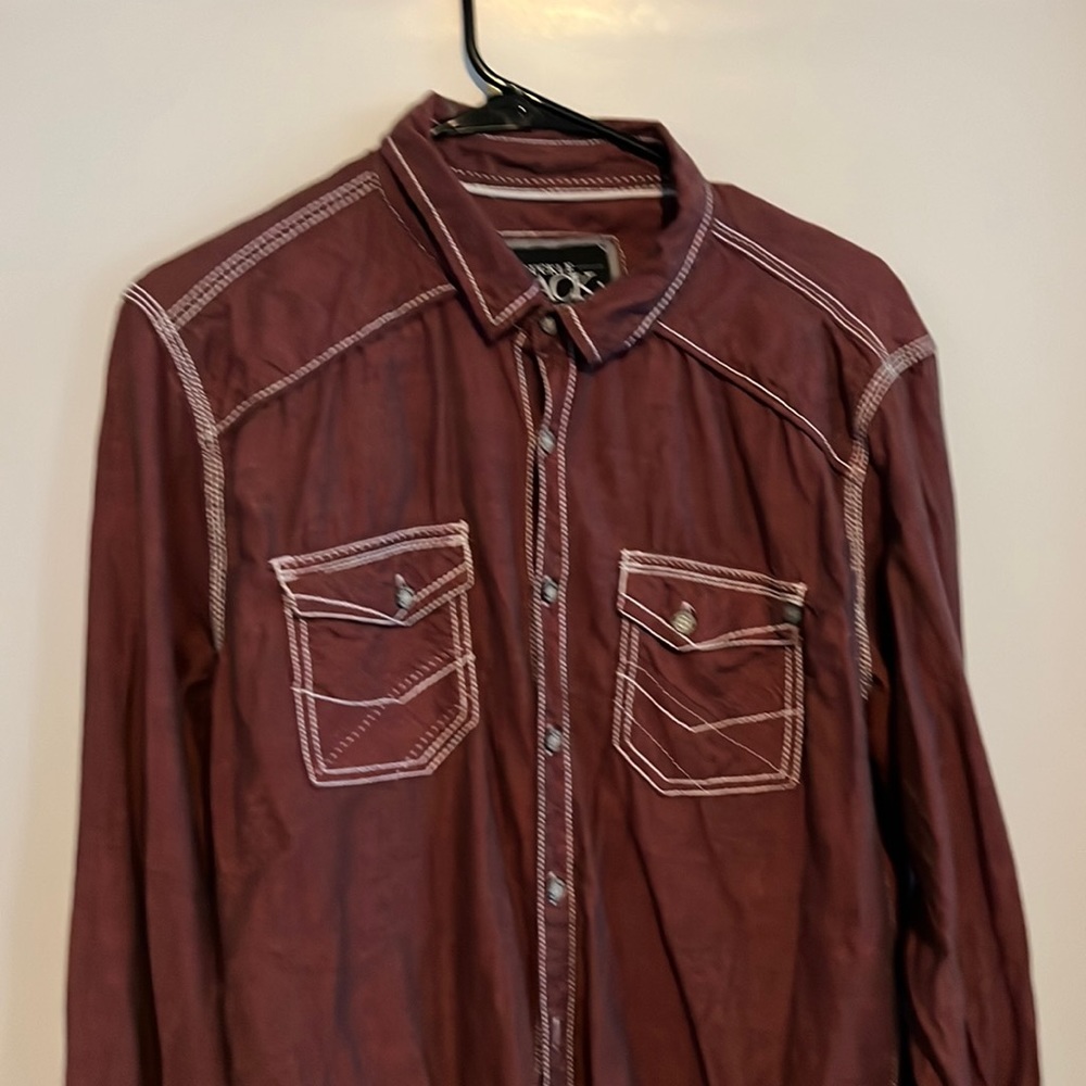 Buckle Black - Standard fit, maroon colored button down shirt